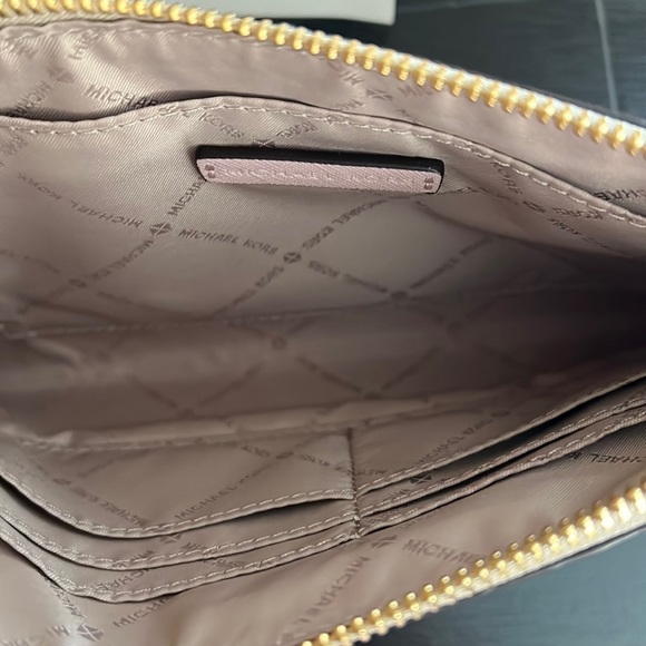 👜 Michael Kors Large Zip Clutch Wristlet 👜 - Picture 3 of 7